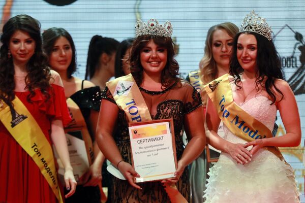 Победительница конкурса красоты Топ-модель плюс - 2019 на церемонии награждения - Sputnik Латвия