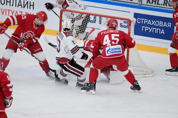 Витязь прервал серию поражений в матче с рижанами - Sputnik Латвия