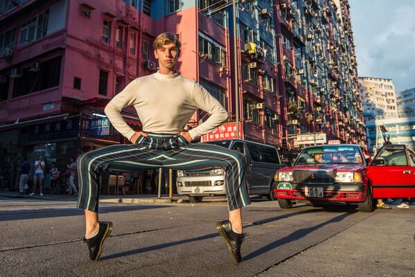 Снимок Own the streets of Hong Kong фотографа из Гонгконга, представленный на фотоконкурсе The World's Best Photos of #Fashion2019  - Sputnik Латвия