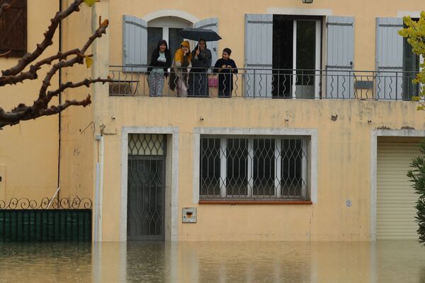 Люди на балконе затопленного дома в Лемю на юго-востоке Франции - Sputnik Латвия