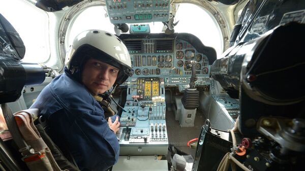 Командир стратегического бомбардировщика Ту-160 в кабине самолета - Sputnik Латвия