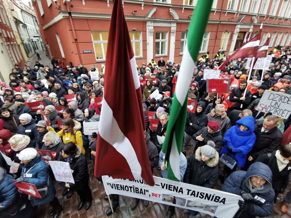 Одной правды нет: медики Латвии вышли на акцию протеста в Риге - Sputnik Латвия