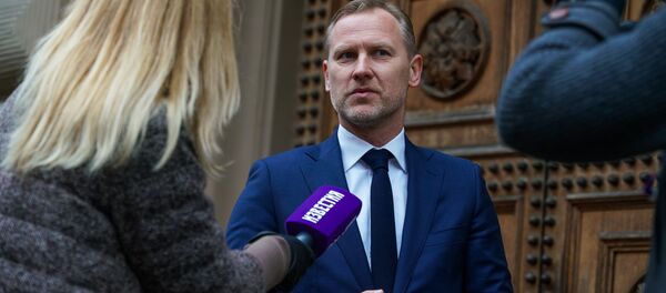 Акция протеста медиков у здания Сейма. Депутат Сейма Алдис Гобземс даёт интервью российскому СМИ - Sputnik Латвия