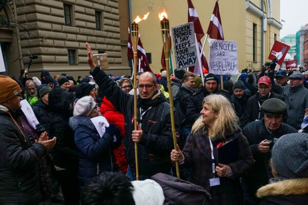 Пусть правящая элита поблагодарит коронавирус: почему роспуска Сейма не будет - Sputnik Латвия