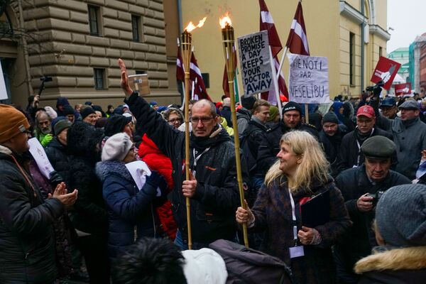 Акция протеста медиков у здания Сейма. Колонна медиков направилась к офису ЦИК для подачи заявления о сборе подписей за роспуск Сейма - Sputnik Латвия