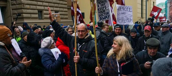 Акция протеста медиков у здания Сейма. Колонна медиков направилась к офису ЦИК для подачи заявления о сборе подписей за роспуск Сейма Акция протеста медиков у здания Сейма. Колонна медиков направилась к офису ЦИК для подачи заявления о сборе подписей за роспуск Сейма - Sputnik Latvija