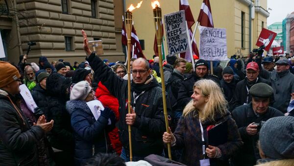 Акция протеста медиков у здания Сейма. Колонна медиков направилась к офису ЦИК для подачи заявления о сборе подписей за роспуск Сейма - Sputnik Латвия