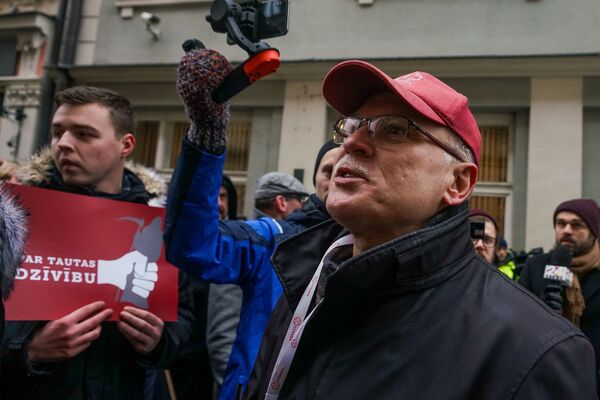 Акция протеста медиков у здания Сейма. Председатель Профсоюза работников здравоохранения и социального ухода Валдис Керис - Sputnik Латвия