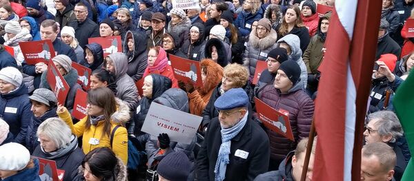 Более тысячи медиков вышли на акцию протеста в Риге - Sputnik Латвия