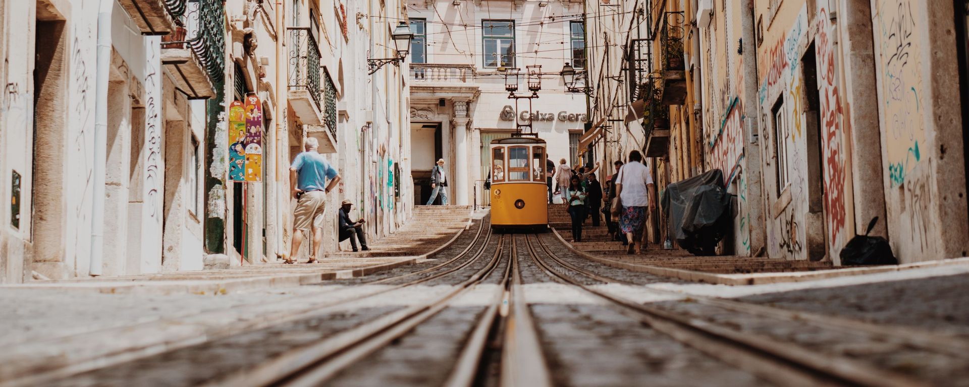A tram on a Lisbon street, Portugal - Sputnik Латвия, 1920, 24.10.2026