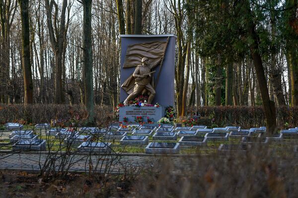 Кому нужна память неизвестных? Вспоминая неизвестного солдата Кому нужна память неизвестных? Вспоминая неизвестного солдата - Sputnik Латвия