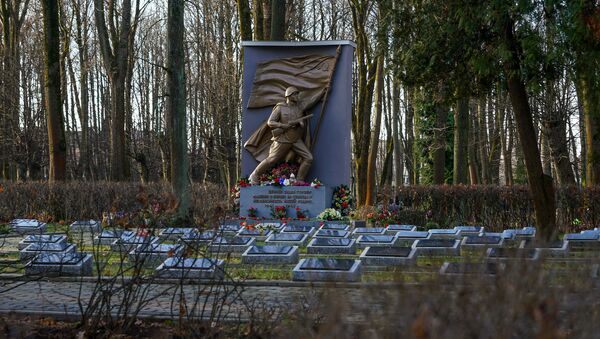 В преддверии Дня неизвестного солдата дипломаты посольства России и сочувствующие рижане возложили цветы и зажгли поминальные свечи на воинских захоронениях в Риге. Покровское кладбище в Риге - Sputnik Latvija
