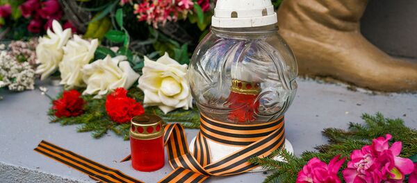 В преддверии Дня Неизвестного Солдата дипломаты посольства России и сочувствующие рижане возложили цветы и зажгли поминальные свечи на воинских захоронениях в Риге. - Sputnik Латвия