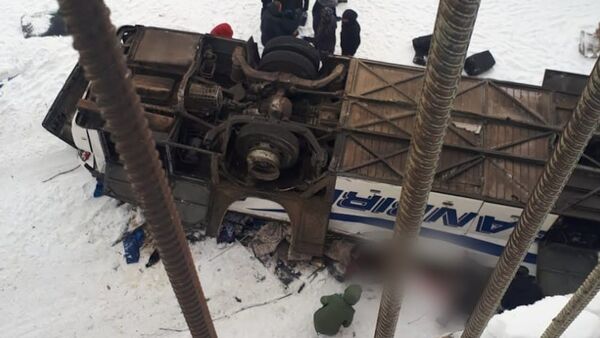 Трагедия в Забайкалье: автобус упал с моста - Sputnik Latvija