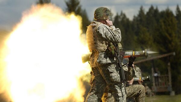 Солдат целится из гранатомета AT4 - Sputnik Latvija