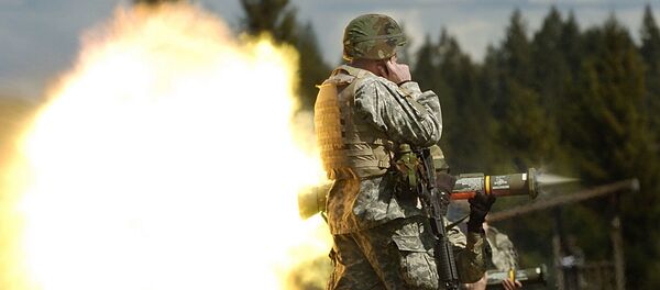 Солдат целится из гранатомета AT4 Солдат целится из гранатомета AT4 - Sputnik Latvija