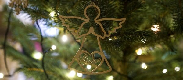 Ангел на рождественской елке на Домской площади в Риге - Sputnik Латвия