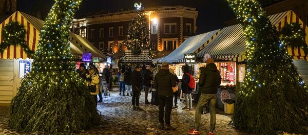 Рождественская ярмарка на Домской площади в Риге - Sputnik Латвия