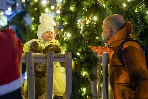 Посетители рождественской ярмарки на Домской площади в Риге - Sputnik Латвия