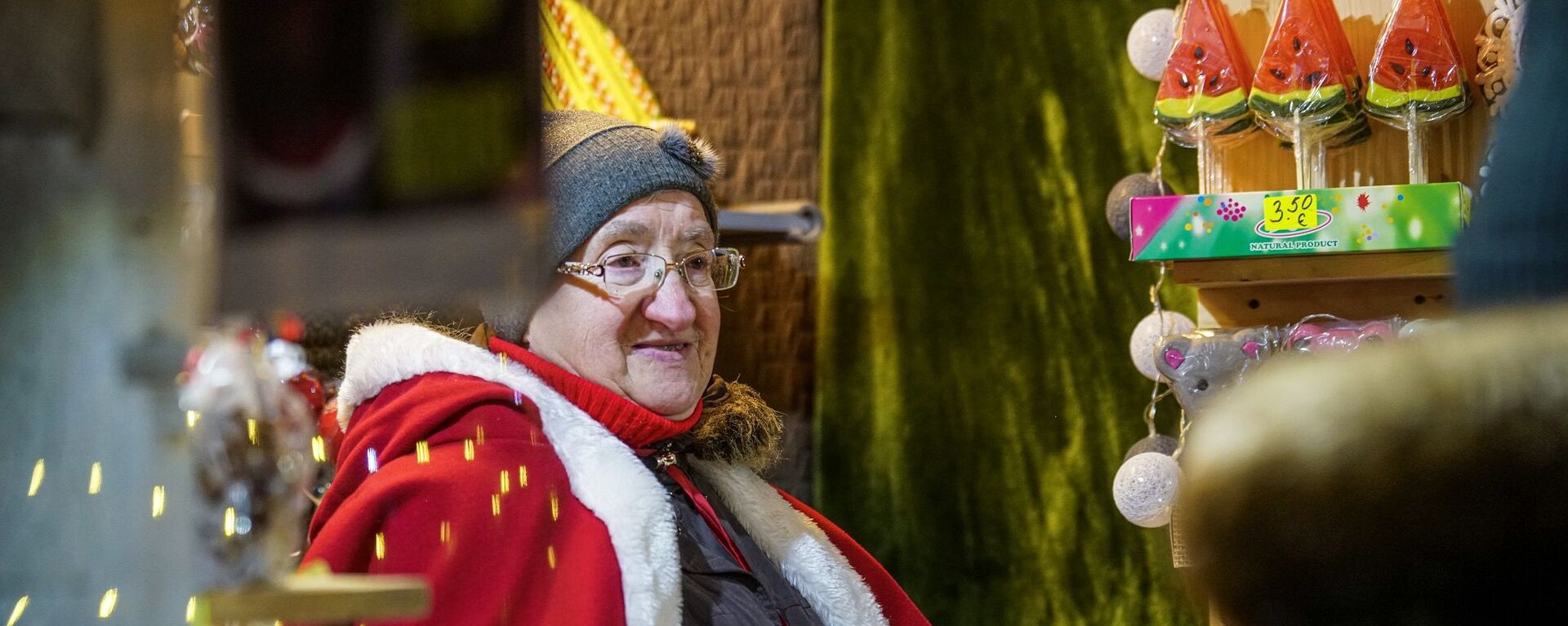 Продавщица на рождественской ярмарке на Домской площади в Риге. - Sputnik Латвия, 1920, 14.10.2022