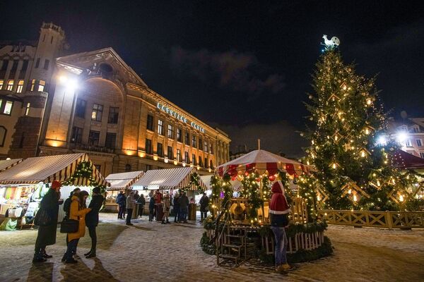 Рождественская ярмарка на Домской площади в Риге - Sputnik Латвия
