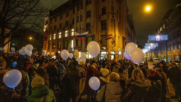 Флаги Латвии и России в центре Риге: латвийцы собрались на марш в защиту образования на русском - Sputnik Latvija
