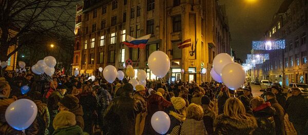 Флаги Латвии и России в центре Риге: латвийцы собрались на марш в защиту образования на русском Флаги Латвии и России в центре Риге: латвийцы собрались на марш в защиту образования на русском - Sputnik Latvija
