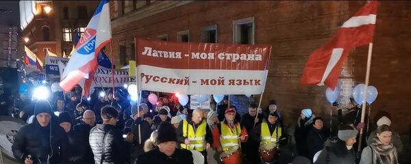 Русские маршем прошли по центру Риги: от министерства образования до памятника Свободы - Sputnik Латвия