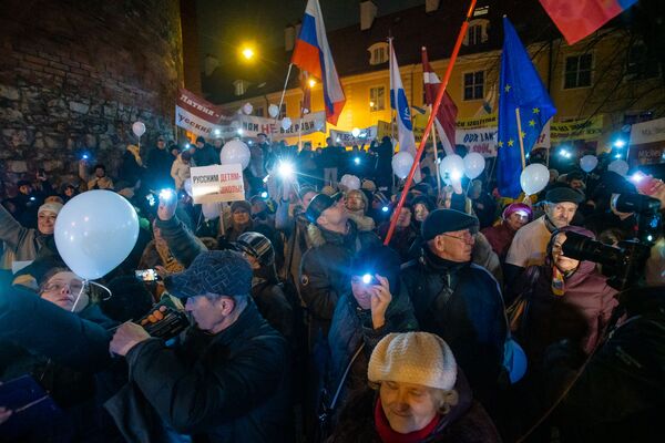 Участники акции протеста Марш света против тьмы, выступающие против перевода всех школ национальных меньшинств на латышский язык обучения, собрались у здания министерства образования и науки - Sputnik Латвия