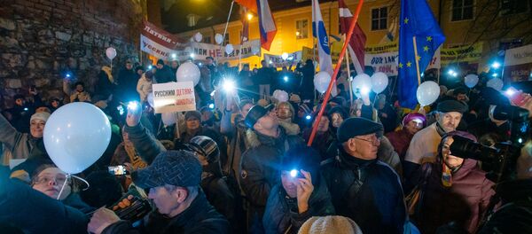 Участники акции протеста Марш света против тьмы, против перевода всех школ национальных меньшинств на латышский язык обучения собрались у здания Министерства образования и науки - Sputnik Латвия