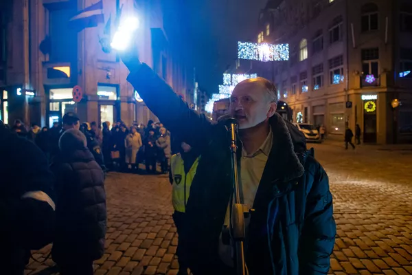 Это не факельное шествие: почему русские Латвии вышли на улицы Риги с фонариками Это не факельное шествие: почему русские Латвии вышли на улицы Риги с фонариками - Sputnik Латвия