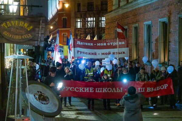 Участники акции протеста Марш света против тьмы выступают против перевода всех школ национальных меньшинств на латышский язык обучения, в Риге - Sputnik Латвия