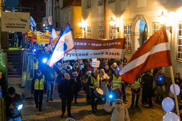 Участники акции протеста Марш света против тьмы выствпают против перевода всех школ национальных меньшинств на латышский язык обучения, в Риге - Sputnik Латвия