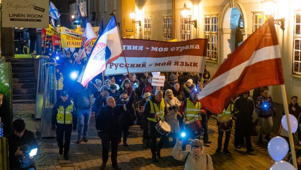 Участники акции протеста Марш света против тьмы, против перевода всех школ национальных меньшинств на латышский язык обучения, в Риге - Sputnik Latvija