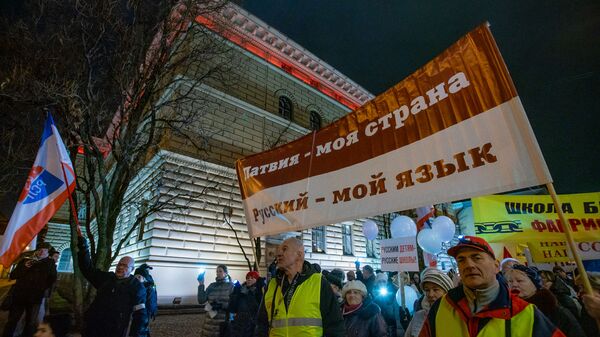 Участники акции протеста Марш света против тьмы, против перевода всех школ национальных меньшинств на латышский язык обучения у здания Сейма - Sputnik Latvija