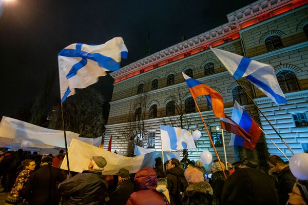 Участники акции протеста Марш света против тьмы выступают против перевода всех школ национальных меньшинств на латышский язык обучения у здания Сейма - Sputnik Латвия