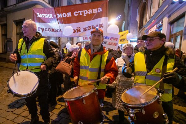 Это не факельное шествие: почему русские Латвии вышли на улицы Риги с фонариками Это не факельное шествие: почему русские Латвии вышли на улицы Риги с фонариками - Sputnik Латвия