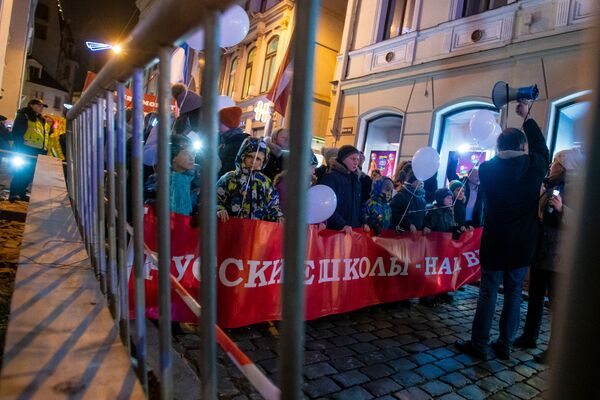 Это не факельное шествие: почему русские Латвии вышли на улицы Риги с фонариками Это не факельное шествие: почему русские Латвии вышли на улицы Риги с фонариками - Sputnik Латвия