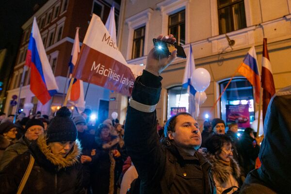 Участники акции протеста Марш света против тьмы выступают против перевода всех школ национальных меньшинств на латышский язык обучения, в Риге - Sputnik Латвия
