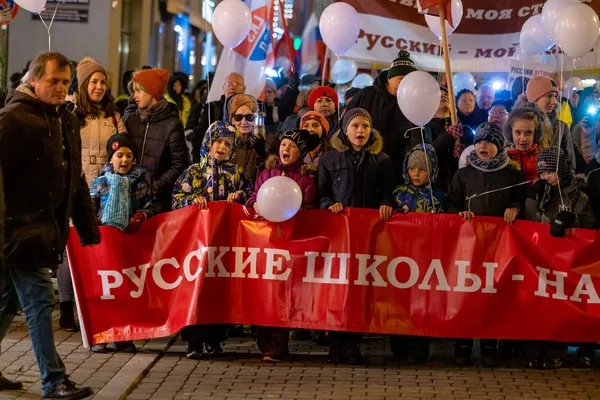 Это не факельное шествие: почему русские Латвии вышли на улицы Риги с фонариками Это не факельное шествие: почему русские Латвии вышли на улицы Риги с фонариками - Sputnik Латвия