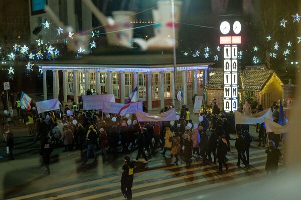 Это не факельное шествие: почему русские Латвии вышли на улицы Риги с фонариками Это не факельное шествие: почему русские Латвии вышли на улицы Риги с фонариками - Sputnik Латвия