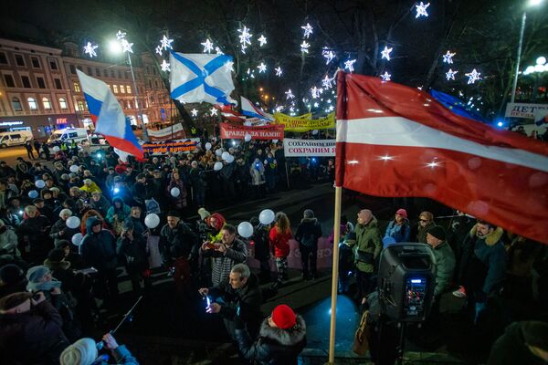 Участники акции протеста Марш света против тьмы выступают против перевода всех школ национальных меньшинств на латышский язык обучения у памятника Свободы - Sputnik Латвия