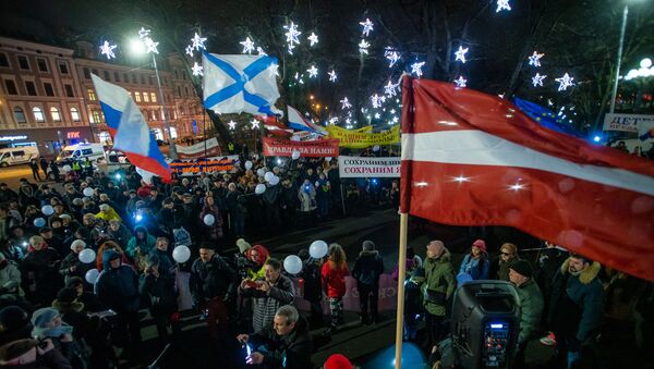 Участники акции протеста Марш света против тьмы, против перевода всех школ национальных меньшинств на латышский язык обучения у памятника Свободы - Sputnik Латвия