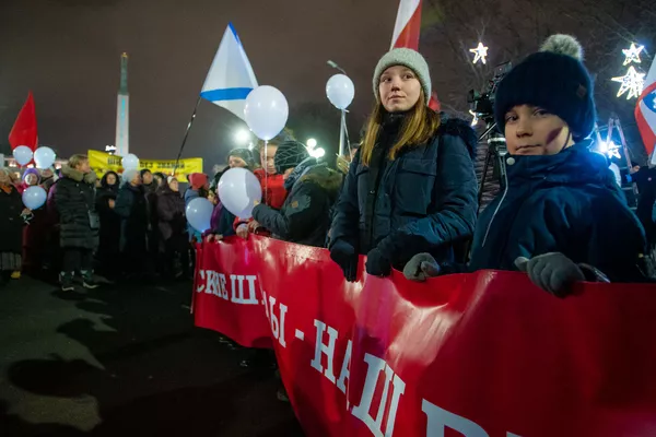 Это не факельное шествие: почему русские Латвии вышли на улицы Риги с фонариками Это не факельное шествие: почему русские Латвии вышли на улицы Риги с фонариками - Sputnik Латвия