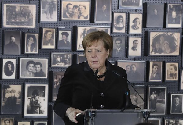Канцлер Германии Ангела Меркель произносит речь во время визита в Освенцим - Sputnik Латвия
