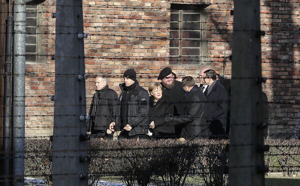 Канцлер Германии Ангела Меркель и премьер-министр Польши Матеуш Моравецкий во время визита в Освенцим - Sputnik Латвия
