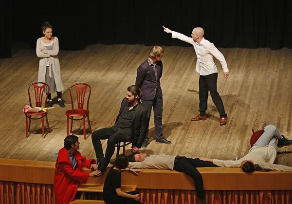 Отцы и дети, или Мещанские трагедия и комедия ГИТИСа в Риге Отцы и дети, или Мещанские трагедия и комедия ГИТИСа в Риге - Sputnik Латвия