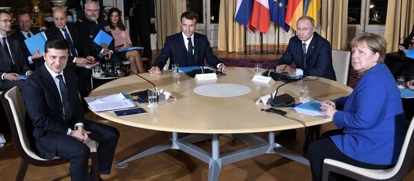 Президент РФ Владимир Путин и президент Франции Эммануэль Макрон, президент Украины Владимир Зеленский и федеральный канцлер Германии Ангела Меркель во время встречи в Нормандском формате в Елисейском дворце Президент РФ Владимир Путин и президент Франции Эммануэль Макрон, президент Украины Владимир Зеленский и федеральный канцлер Германии Ангела Меркель во время встречи в Нормандском формате в Елисейском дворце - Sputnik Latvija