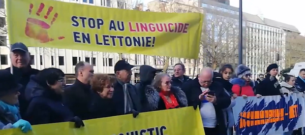 Акция протеста напротив латвийского посольства в Брюсселе против этнической дискриминации в Латвии Акция протеста напротив латвийского посольства в Брюсселе против этнической дискриминации в Латвии - Sputnik Latvija