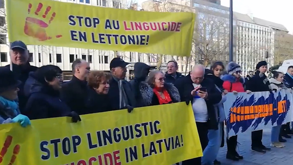 Акция протеста напротив латвийского посольства в Брюсселе против этнической дискриминации в Латвии - Sputnik Латвия